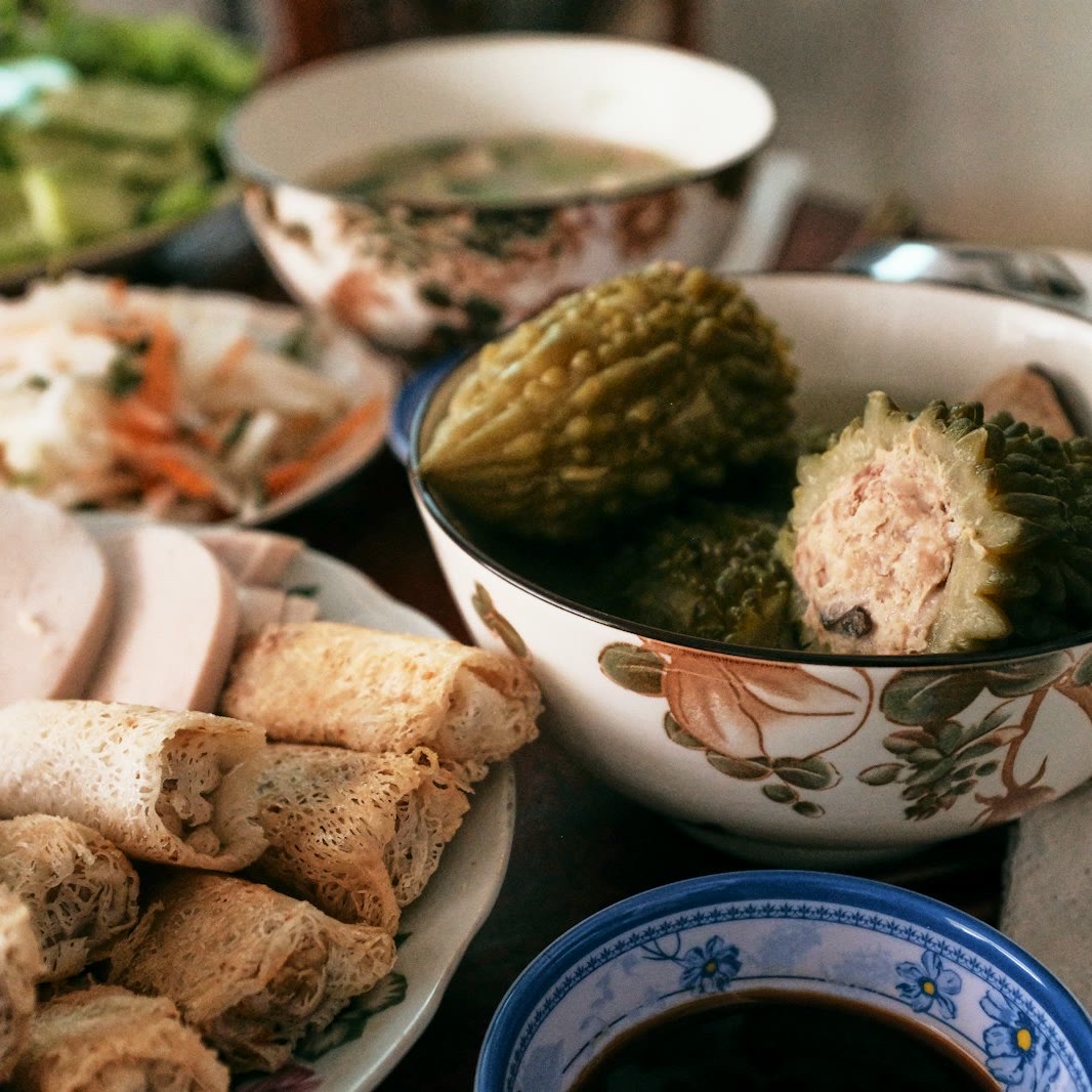 Khổ qua nhồi thịt và các món ăn kèm